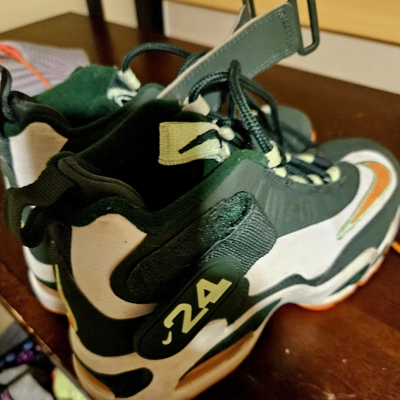 Nike Kids Shoes  Ken Griffey Jr - Picture 1 of 5